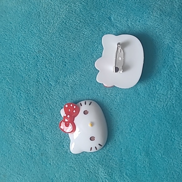 2 Hello Kitty Pins - Picture 7 of 15